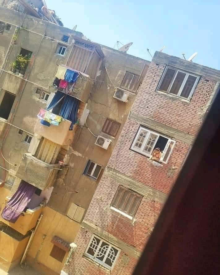 عريانه في الشباك.jpg