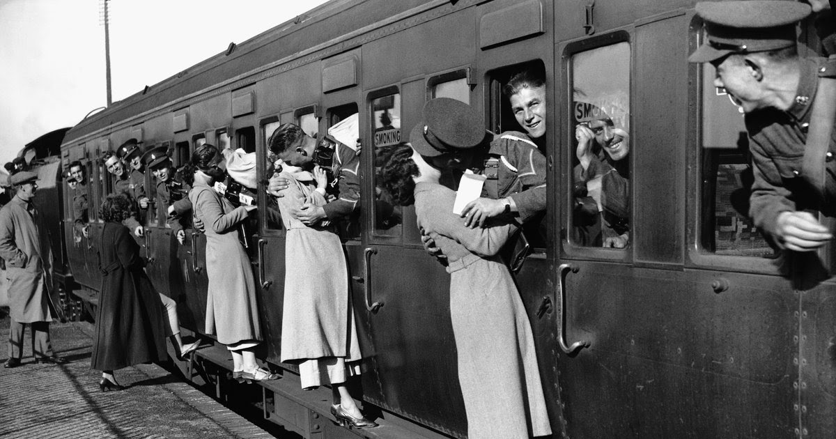 soldiers-leaning-out-of-train-windows-to-kiss-their-girls-goodbye-1.jpg